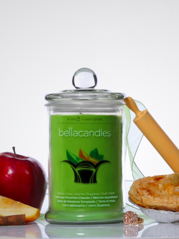 Hľadáte originálny a nezvyčajný darček? Obdarovaného zaručene prekvapí Horúca Jablková Štrúdľa - sviečka s prsteňom (1,2kg)